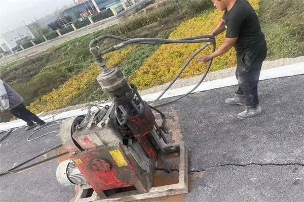 八所镇马路面下沉注浆加固